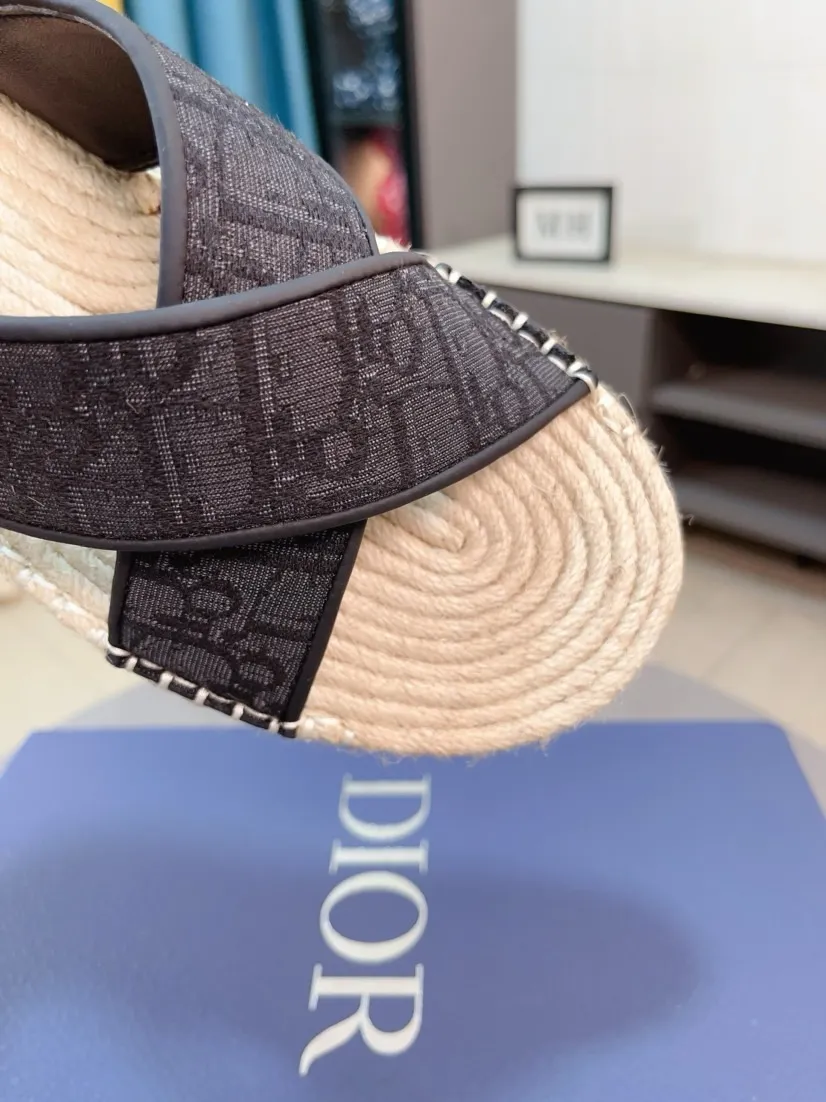 Men's men's shoes💰320🌸🌸High-end version. DIOR💁Men's slippers, high-end and upscale [strong][strong], compare quality at counters. The upper is hand-drawn, a combination of native hemp and raw rubber sole [strong][strong], breathable and non-slip outsole [rose][rose], breathable and comfortable lambskin lining, density 100% comfortable [gift][gift], original wear-resistant code number 38-44. Can be customized 45-46-47